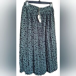 EASEL GREEN & BLACK SPOTTED PLEATED FLOWING MAXI SKIRT (Lg.)